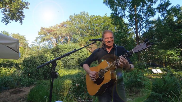 tuinfeest met akoestische live muziek gespeeld door Maarten